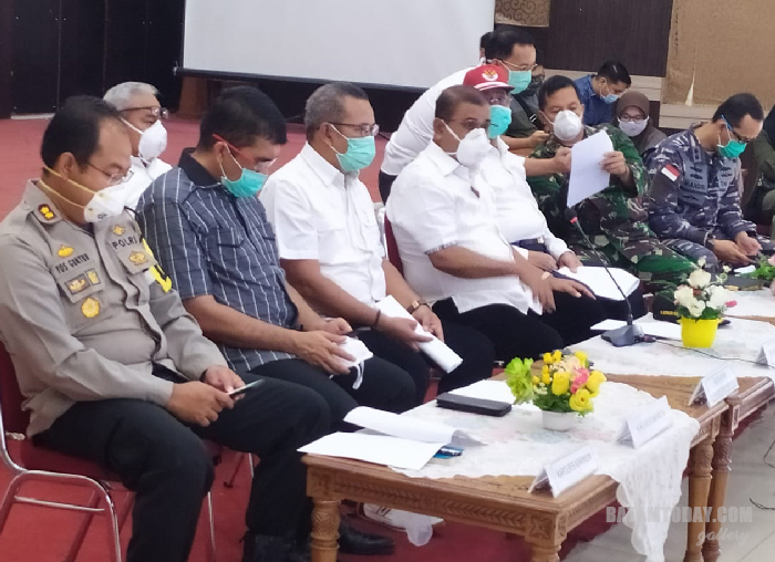 Ketua DPRD Kabupaten Karimun, M. Yusuf Sirat bersama Bupati Karimun Aunur Rafiq dan FKPD Kabupaten Karimun sedang melakukan teleconfrence